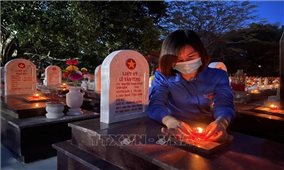Hơn 60.000 ngọn nến được thắp sáng tại 72 nghĩa trang liệt sỹ ở Quảng Trị