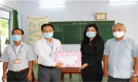 Đoàn Đại biểu Quốc hội tỉnh Ninh Thuận thăm, tặng quà các trường dân tộc nội trú của tỉnh