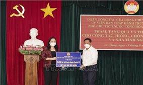 Phó Chủ tịch nước trao quà hỗ trợ công tác phòng, chống dịch COVID-19 tại An Giang