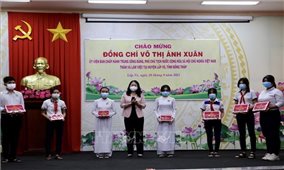 Phó Chủ tịch nước Võ Thị Ánh Xuân trao quà hỗ trợ Đồng Tháp chống dịch