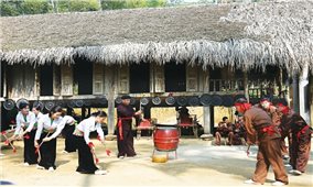 Phát triển du lịch gắn bó với bảo tồn và phát huy văn hóa truyền thống dân tộc Dao, Mường