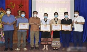 Ban Dân tộc tỉnh Nghệ An trao thưởng cho học sinh DTTS đạt điểm cao trong kỳ thi THPT Quốc gia