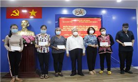 TP. Hồ Chí Minh: Trao quà của UBDT hỗ trợ đồng bào DTTS thuộc diện hộ nghèo bị nhiễm Covid-19