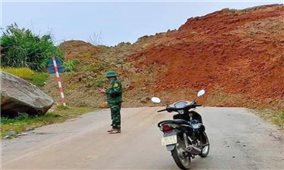 Thanh Hóa: Quốc lộ 15C lên huyện vùng cao Mường Lát tắc do sạt lở núi