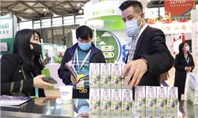Vinamilk ra mắt sữa tươi organic “tiêu chuẩn kép” tại Triển lãm quốc tế hàng đầu Thượng Hải