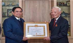 Thủ tướng Phạm Minh Chính trao Huy hiệu 60 năm tuổi Đảng tặng đồng chí Vũ Khoan