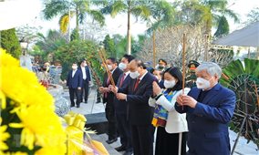 Chủ tịch nước viếng các Anh hùng liệt sĩ tại Nghĩa trang Vị Xuyên
