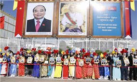 Chủ tịch nước bắt đầu thăm chính thức Vương quốc Campuchia