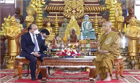 Chủ tịch nước Nguyễn Xuân Phúc thăm các vị Đại tăng thống Campuchia
