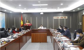 Bộ trưởng, Chủ nhiệm Hầu A Lềnh chủ trì họp giao ban Lãnh đạo Ủy ban Dân tộc