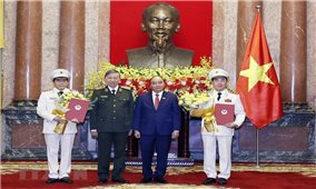 Chủ tịch nước Nguyễn Xuân Phúc trao Quyết định thăng quân hàm Thượng tướng cho hai Thứ trưởng Công an