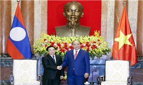 Chủ tịch nước chào mừng Thủ tướng Lào 