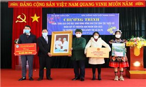 Bộ trưởng, Chủ nhiệm Ủy ban Dân tộc Hầu A Lềnh thăm, tặng quà đồng bào dân tộc thiểu số tỉnh Lào Cai