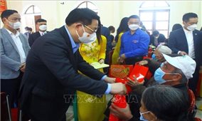 Chủ tịch Quốc hội thăm, tặng quà Tết các hộ nghèo, gia đình chính sách tại Nghệ An