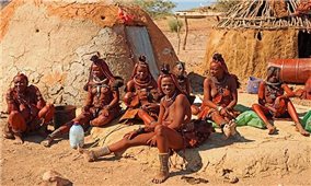 Bộ lạc Himba làm đẹp bằng đất đỏ và tắm bằng khói thảo mộc
