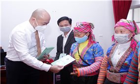 Lai Châu: Trao tặng hơn 200 sổ BHXH, thẻ BHYT