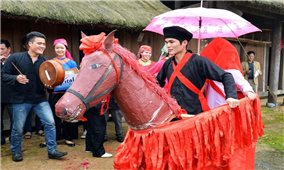 Chú rể người Giáy đón dâu bằng ngựa giấy