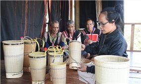 Đồng bào Gia Rai phát huy nghề đan lát truyền thống