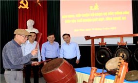 Trao tặng bộ nhạc cụ đồng bào dân tộc Thổ cho Bảo tàng Hồ Chí Minh