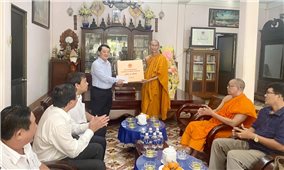 Bộ trưởng, Chủ nhiệm Ủy ban Dân tộc Hầu A Lềnh thăm, tặng quà, chúc Tết Chôl Chnăm Thmây tại tỉnh Trà Vinh