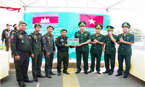 Bộ đội Biên phòng An Giang tặng quà nước bạn Campuchia dịp Tết Chôl Chnăm Thmây