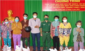 Sóc Trăng: Bộ đội Biên phòng tặng quà đồng bào Khmer nhân dịp Tết cổ truyền Chôl Chnăm Thmây