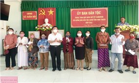 Thứ trưởng, Phó Chủ nhiệm UBDT Lê Sơn Hải thăm, tặng quà nhân dịp Tết Ramưwan tại tỉnh Ninh Thuận