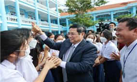 Thủ tướng Chính phủ Phạm Minh Chính thăm, tặng quà Trường THPT Dân tộc Nội trú Huỳnh Cương