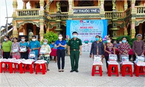 Sóc Trăng: Khám, cấp thuốc và tặng quà cho đồng bào Khmer