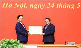 Trao tặng Huy hiệu 55 năm tuổi Đảng cho nguyên Thủ tướng Nguyễn Tấn Dũng