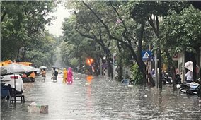 Sau cơn mưa kỷ lục 36 năm ở Hà Nội: Cảnh báo sẽ có mưa đá, úng ngập