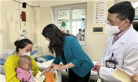 Phó Chủ tịch nước Võ Thị Ánh Xuân thăm hỏi, tặng quà cho trẻ em tại Bệnh viện K