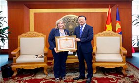 Trao Kỷ niệm chương Vì sự nghiệp Tài nguyên và Môi trường tặng lãnh đạo USAID Việt Nam