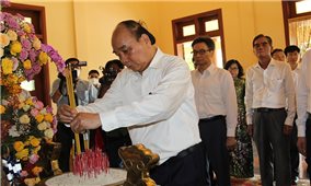 Chủ tịch nước Nguyễn Xuân Phúc dâng hương tưởng niệm cố Thủ tướng Võ Văn Kiệt