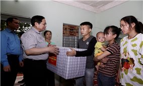 Thủ tướng thăm, tặng quà công nhân; kiểm tra thi công cây cầu huyết mạch tại Bắc Giang