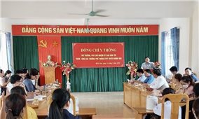 Thứ Trưởng, Phó Chủ nhiệm Ủy ban Dân tộc Y Thông thăm, tặng quà Trường Phổ thông DTNT huyện Minh Hóa