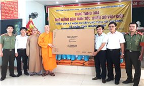 Báo Dân tộc và Phát triển phối hợp cùng Giáo hội Phật giáo Việt Nam tỉnh Quảng Bình tặng quà đồng bào Bru Vân Kiều
