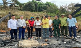 Hỗ trợ hộ gia đình người Mông ở huyện Quế Phong bị cháy nhà