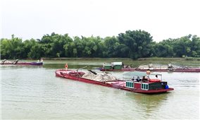 Hà Tĩnh: Nổ súng trấn áp 5 sà lan khai thác cát trái phép trên sông Lam