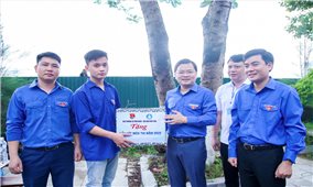 Bí thư thứ nhất Trung ương Đoàn thăm, tặng quà thanh niên tình nguyện tại Thanh Hóa