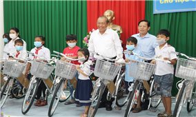Nguyên Phó Thủ tướng Thường trực Chính phủ Trương Hòa Bình trao quà cho học sinh, hộ đồng bào Khmer Tây Nam Bộ khó khăn