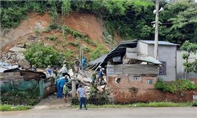 Đắk Lắk: Sạt lở đất làm sập nhà dân, 4 người bị thương