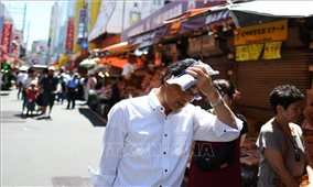 Nhật Bản phát triển thiết bị dạng tai nghe cảnh báo nguy cơ say nắng
