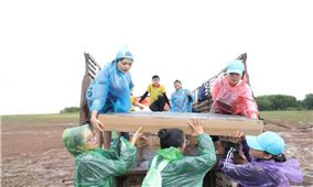 Thí sinh Miss World Vietnam đội mưa chuyển đồ đến lớp tình thương trên sông