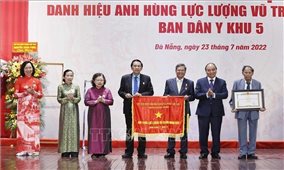 Chủ tịch nước Nguyễn Xuân Phúc trao Danh hiệu Anh hùng Lực lượng vũ trang nhân dân tặng Ban Dân y Khu 5