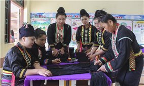 Điện Biên: Trao truyền nghề làm trang phục truyền thống cho phụ nữ Cống