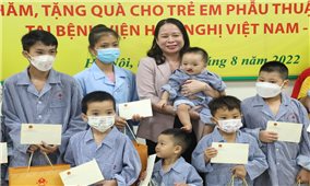 Phó Chủ tịch nước Võ Thị Ánh Xuân thăm và tặng quà trẻ em phẫu thuật nụ cười tại Bệnh viện Việt Nam - Cu Ba