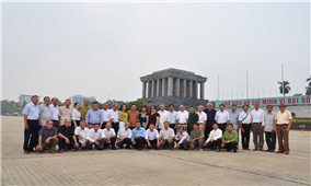 Đoàn đại biểu Người có uy tín tiêu biểu tỉnh Nghệ An vào Lăng viếng Bác