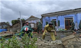 Thừa thiên Huế: Bộ đội giúp nhân dân dọn dẹp, sửa lại nhà sau bão