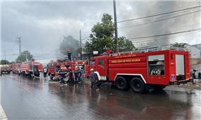 Đắk Lắk: Một cơ sở kinh doanh đồ nhựa bị cháy